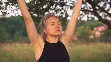 Güzel güneş doğarken pratik yoga bir kadın silüeti