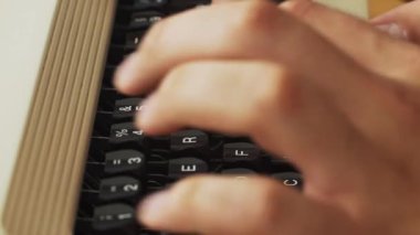 Parmak yazarak eski Metal daktilo, Retro tarzı mans. Yakın çekim