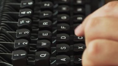 Parmak yazarak eski Metal daktilo, Retro tarzı mans. Yakın çekim