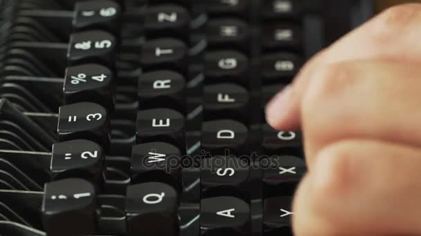 Mans Fingers Typing The Old Metal Typewriter, estilo retro. Primer plano — Vídeo de stock