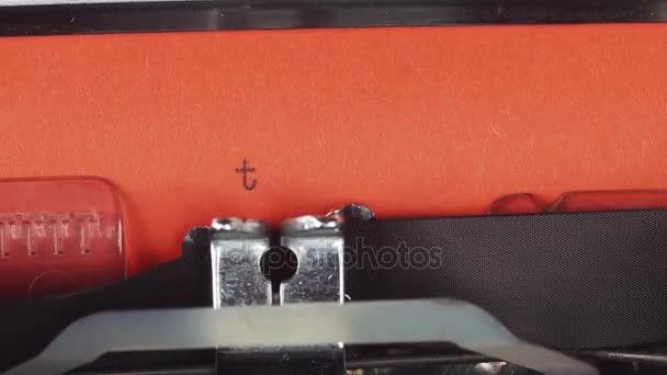 Thank you - Typed on a old vintage typewriter. Printed on red paper. The red paper is inserted into the typewriter — Stock Video