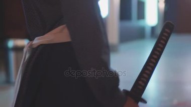 Bir Japon kılıç samuray Kurtlarla gibi giyinmiş kız