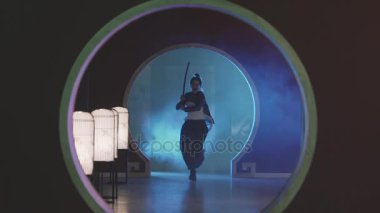 Çılgın kız bir Japon kılıç ile çalışır