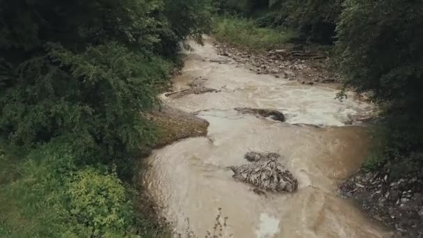 Flyga över floden berg efter regnet — Stockvideo