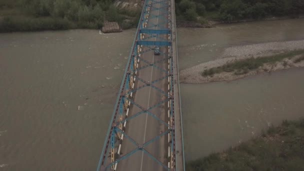 Volar sobre el puente de montaña a las verdes montañas después de la lluvia — Vídeos de Stock