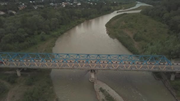 Dağ Nehri üzerinde yağmur sonra sinek — Stok video