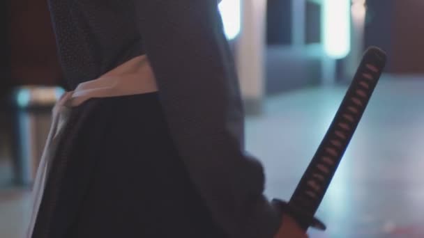 Chica vestida como un samurai baila con una espada japonesa — Vídeo de stock