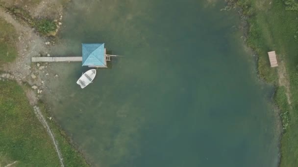 Аэросъемка, вид сверху на голубое горное озеро — стоковое видео