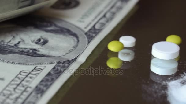 Hap, dolar, tek kullanımlık şırınga ve cam masa üzerinde kokain — Stok video