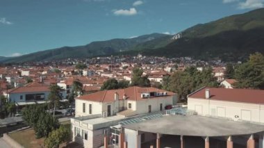 Havadan çekim. Yunanistan kırmızı evlerde üzerinde uçmak
