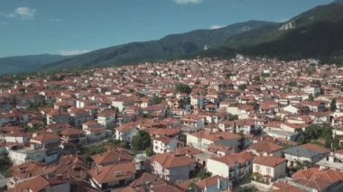 Havadan çekim. Yunanistan kırmızı evlerde üzerinde uçmak