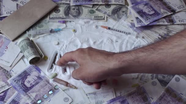 Człowiek pisze uzależniony od kokainy, przelewa się na stole — Wideo stockowe