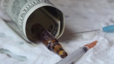 Dolar roll ampül kokain üzerinde yatıyor