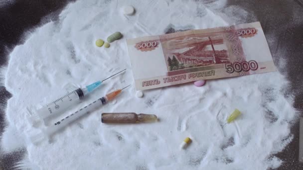 Dollar vallen op de cocaïne en pillen liggend op de tafel — Stockvideo