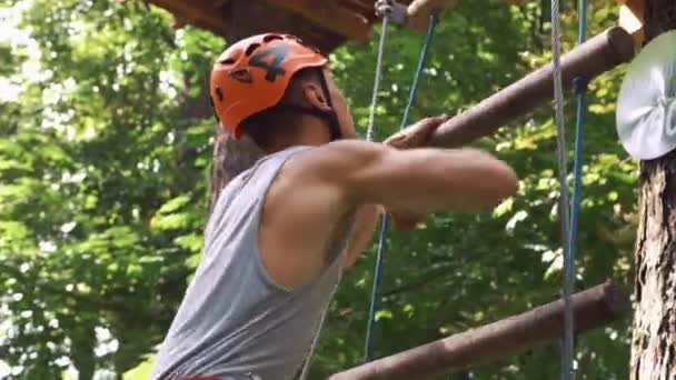 Adam eğlence parkı halatlar üzerinde tırmanıyor — Stok video