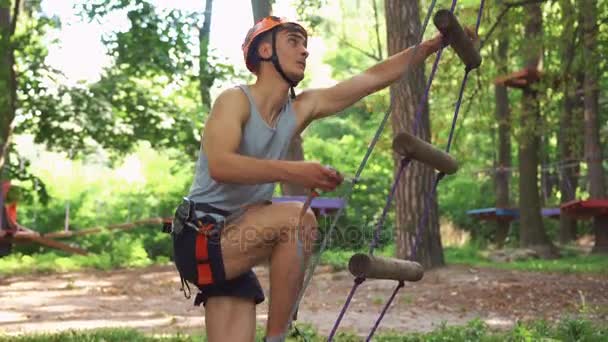 Człowiek wspina się na linach w parku rozrywki — Wideo stockowe