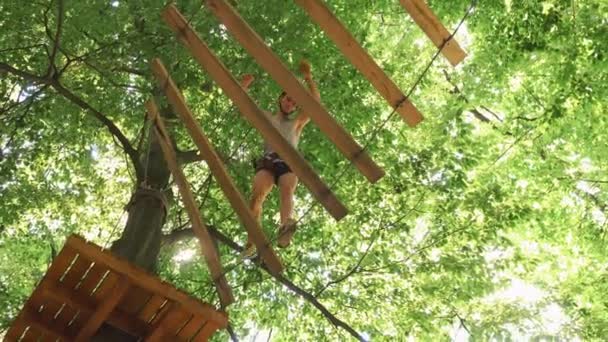 Man walks on the hanging path in a rope park — Stock Video