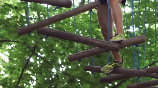 Man walks on the hanging path in a rope park — Stock Video
