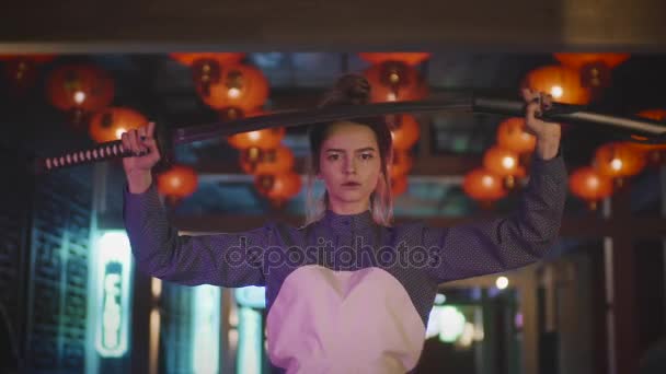 Flicka klädd som en samuraj danser med en japansk svärd — Stockvideo