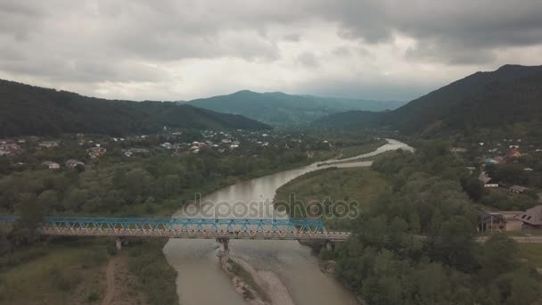 Αεροφωτογράφιση. Πετούν πάνω από τον ποταμό βουνό μετά τη βροχή — Αρχείο Βίντεο