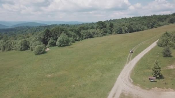 Disparo aéreo. Mira desde arriba a la gente montando caballos en las montañas — Vídeos de Stock