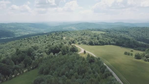 Tiro aéreo. Voe sobre montanhas verdes cobertas com nuvens de verão — Vídeo de Stock