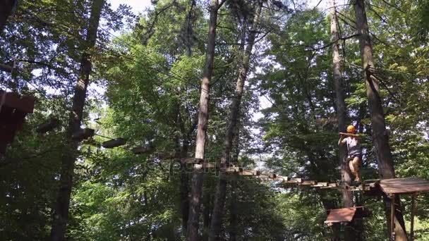 Man walks on the hanging path in a rope park — Stock Video