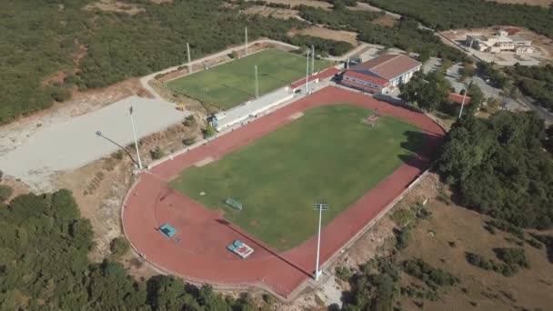 Стрельба с воздуха. Посмотрите сверху на футбольное поле в Греции — стоковое видео