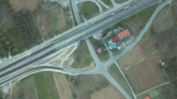 Zdjęcia lotnicze. Patrzeć z góry na samochody jazda wzdłuż drogi w Grecji — Wideo stockowe