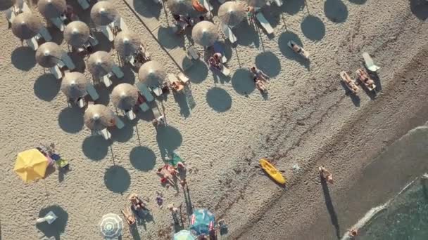 Fusillade aérienne. Regardez d'en haut les gens qui se baignent dans la mer 