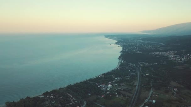 Fusillade aérienne. Regardez de loin la mer bleue et la côte ensoleillée de la Grèce 