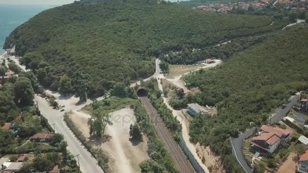 Tiro aéreo. Voe sobre a estrada na ensolarada Grécia — Vídeo de Stock