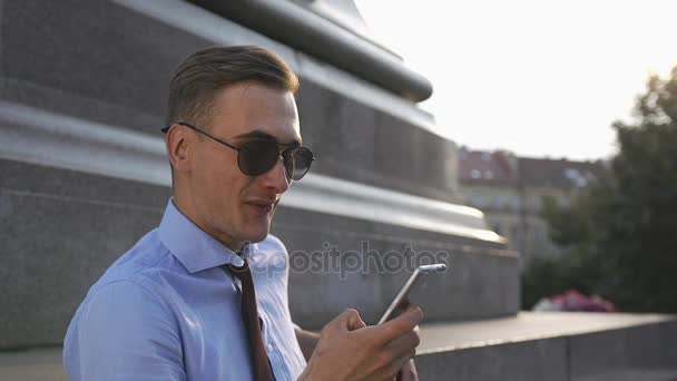 Anak muda memeriksa ponselnya berdiri di jalan — Stok Video