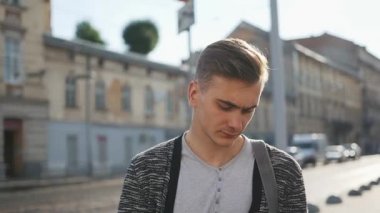 Adam sokakta yürürken telefonunu denetler