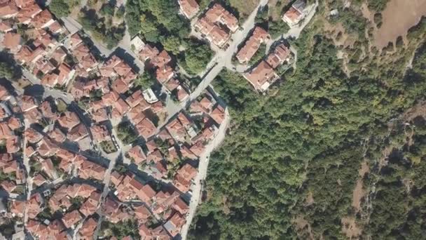 Disparo aéreo. Mira desde arriba las casas con techos rojos en Grecia — Vídeo de stock