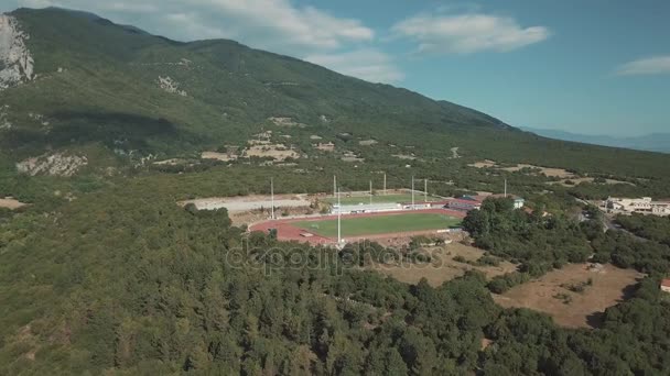 Luchtfoto schieten. Bekijk van bovenaf voetbalveld in Griekenland — Stockvideo