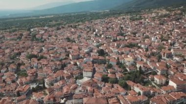 Havadan çekim. Yukarıdan evlerde leyleklerin Yunanistan ile bak.
