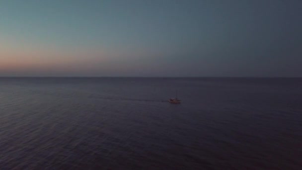 Havadan çekim. Denizde akşam ışıklar — Stok video