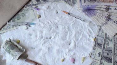 Adam masaya döktü Cocaine arama yazıyor