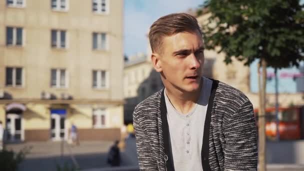 젊은 남자가 거리 및 연기 담배에 담배 — 비디오
