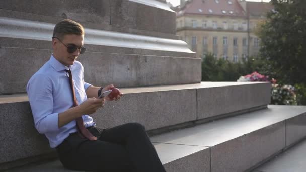 Jeune homme travaille avec sa smartwatch — Video