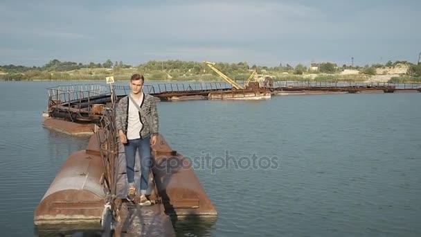 L'homme marche sur la baie d'acier — Video