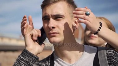 Kadın onu adam arkadan gelir ve ona sarılarak