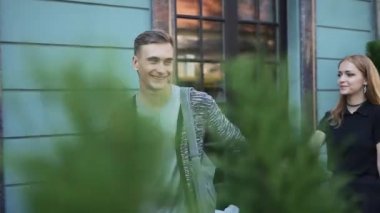 Genç çift şehir etrafında yürür