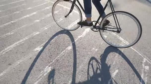 젊은 남자는 거리를 따라 자전거 타기 — 비디오
