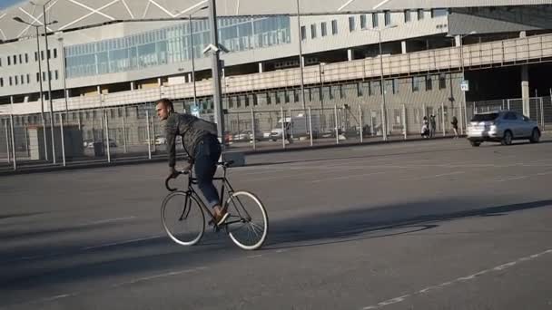 Junger Mann fährt mit Fahrrad auf der Straße — Stockvideo