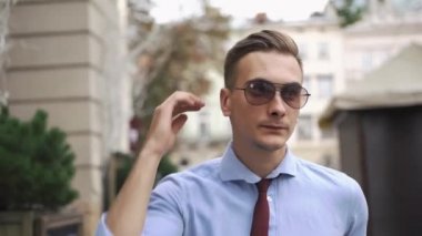 Adam cadde boyunca yürür