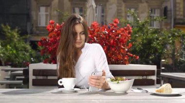 Onu telefona o kırmızı çiçekler önce restoranda otururken kulaklık ile esmer Bayan görüşmeler