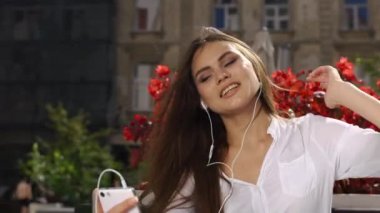 Onu telefona o kırmızı çiçekler önce restoranda otururken kulaklık ile esmer Bayan görüşmeler