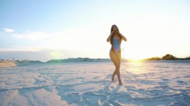 Esmer kadın akşam ışıklar sahilde uzun saç dansları ile çarpıcı